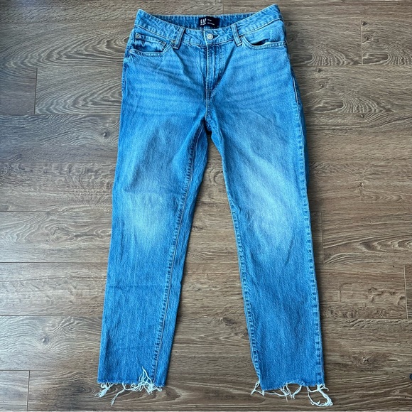 Gap Boyfriend Fit Lightwash Raw Hem Jeans - Picture 2 of 9